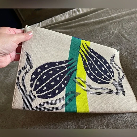 Rothy's RARE!! Botanical Navy Essential Pouch - Excellent condition - Picture 1 of 4